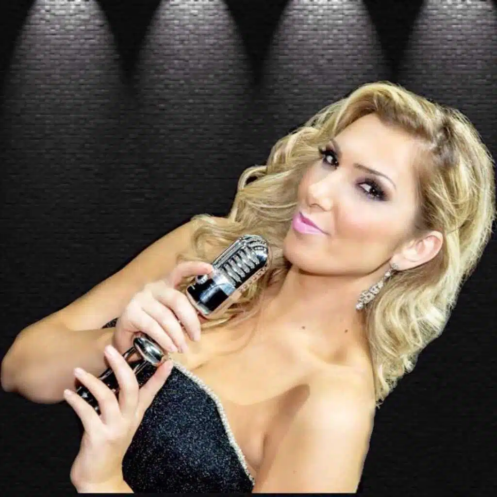 بالغمزة تؤمرني