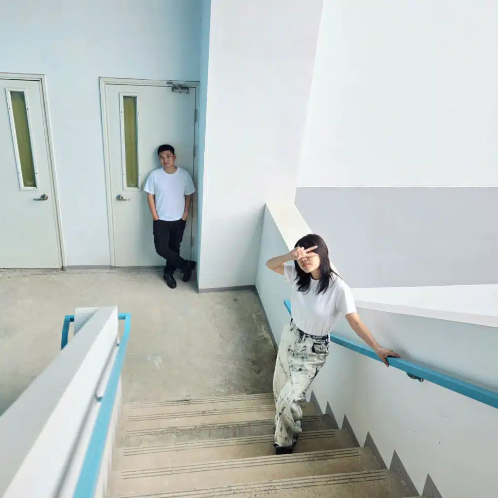 Nàng Tiên Cá Ăn Kem Ống Trong Công Viên Thỏ Trắng