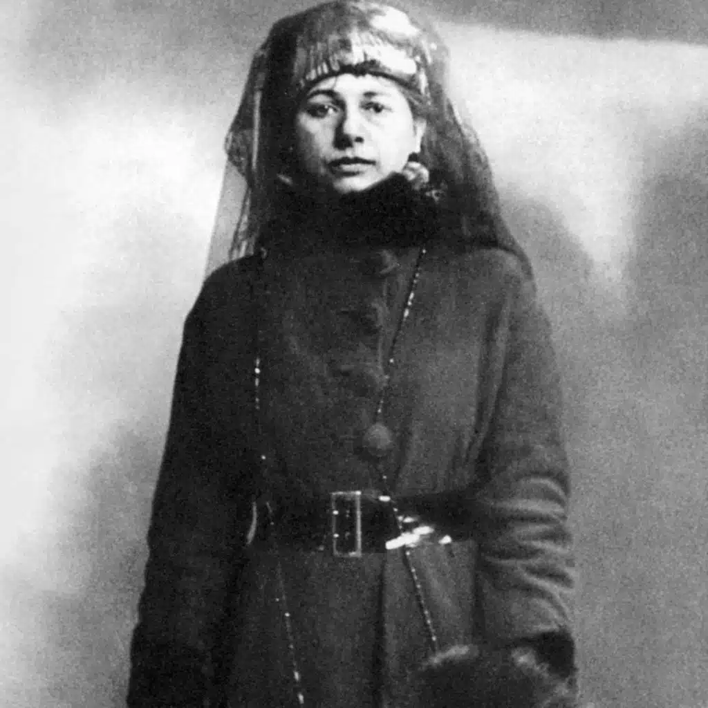 6.15 Mata Hari (3) Red or Black