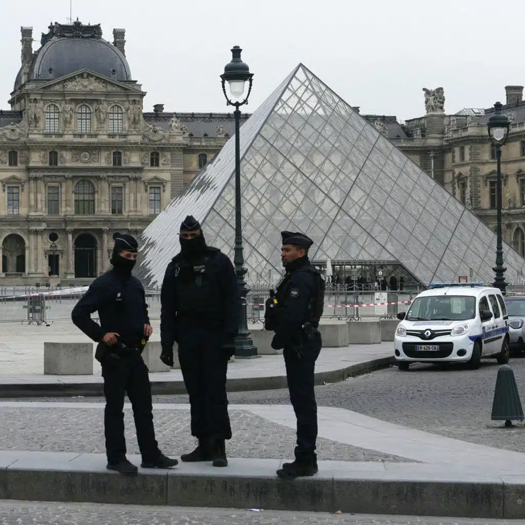 A Brazen, 7-Minute Jewelry Heist at the Louvre