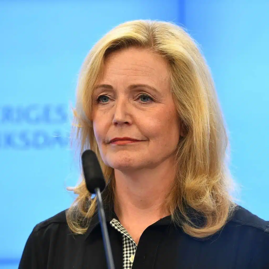 Criticism of Swedish climate efforts, investigations after alcohol poisonings, Centre party leader search, icy roads