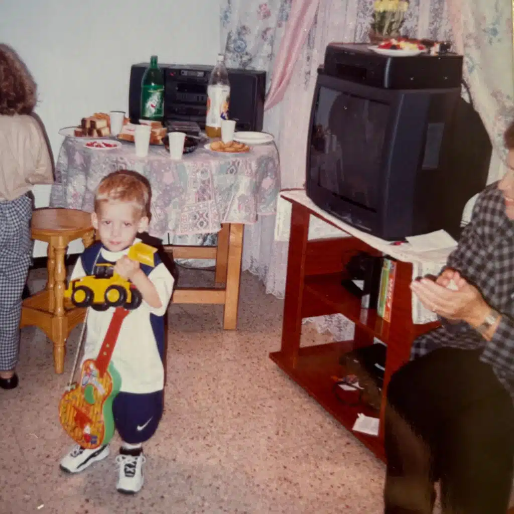 MÁS ALLA DE LA OSCURIDAD