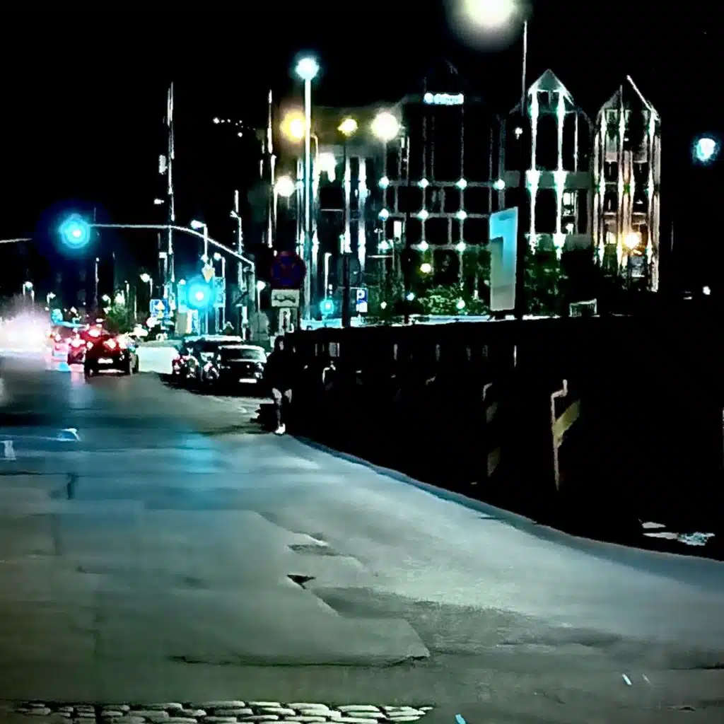 Aamuyöllä (feat. LAURA)