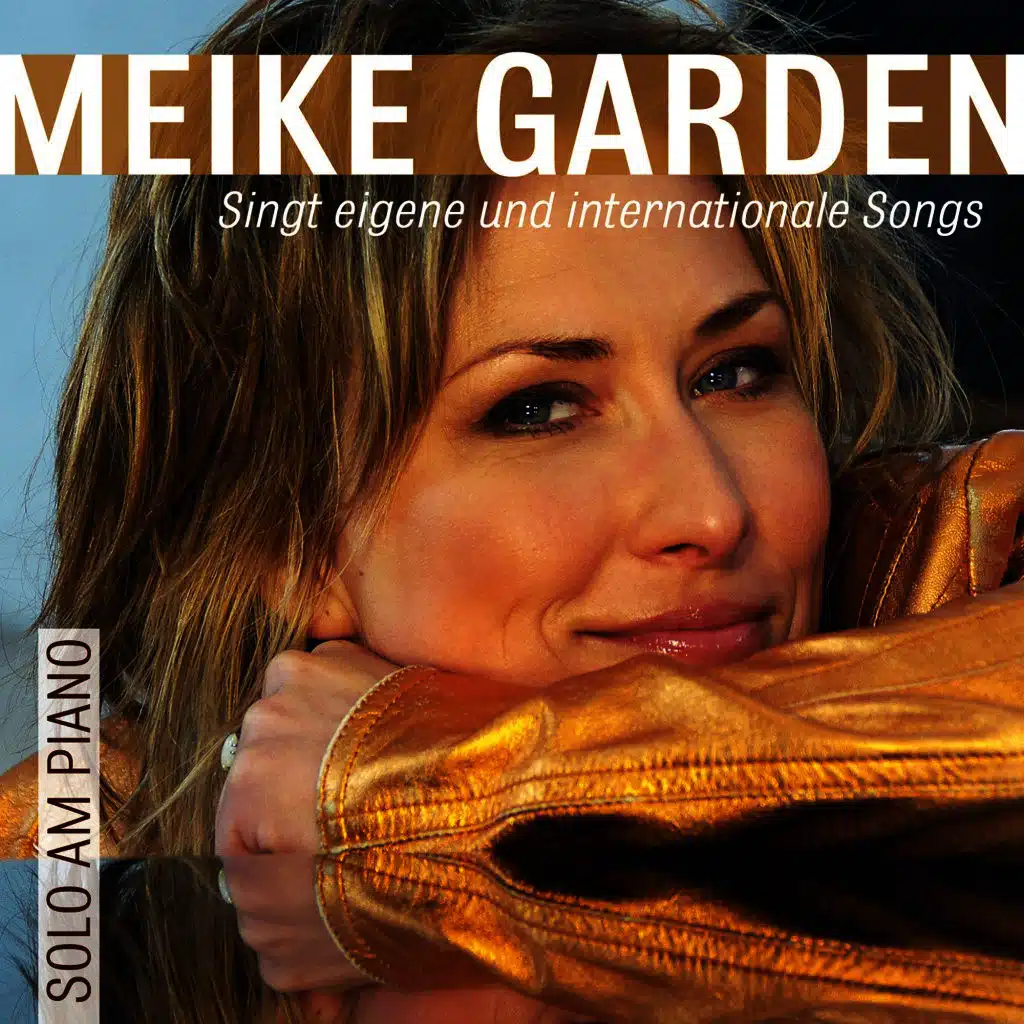 Meike Garden singt eigene und internationale Songs solo am Piano
