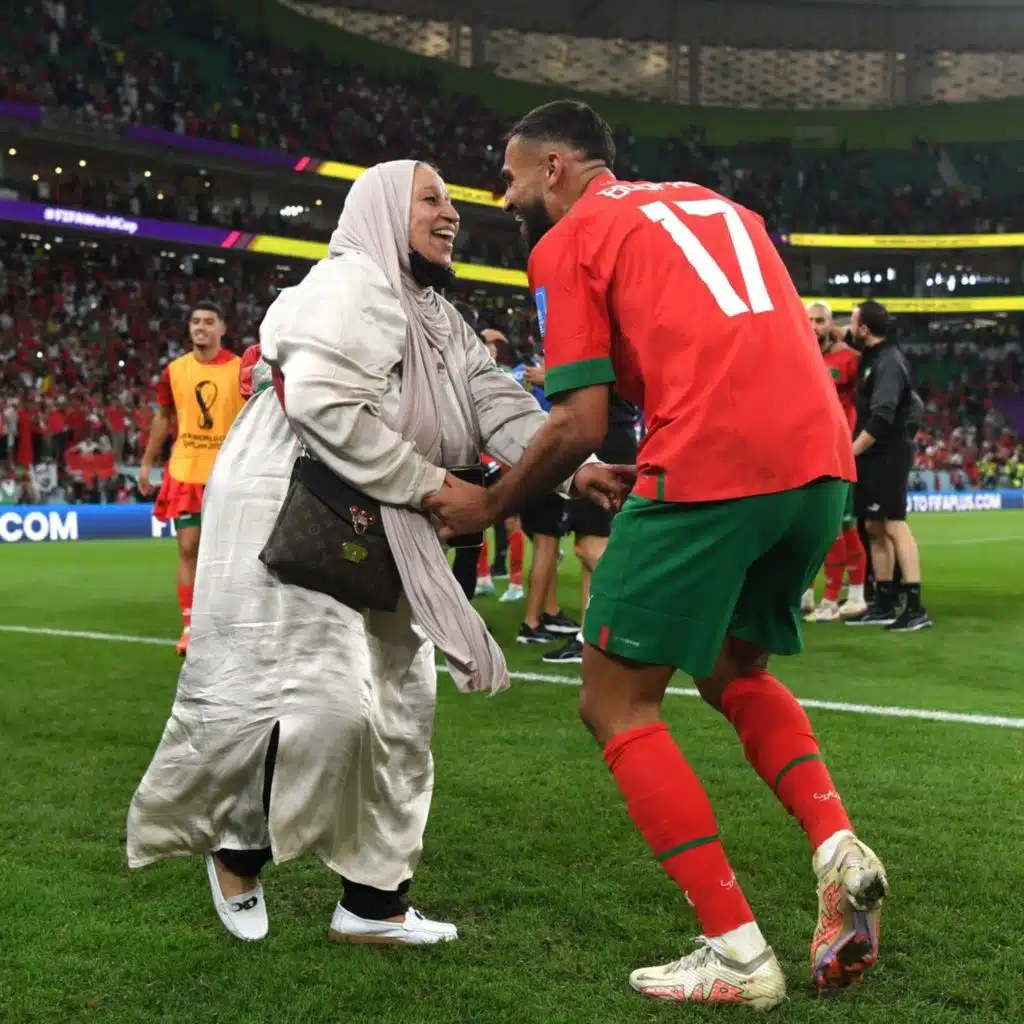 بوفال يحتفل بتأهل المغرب مع  والدته