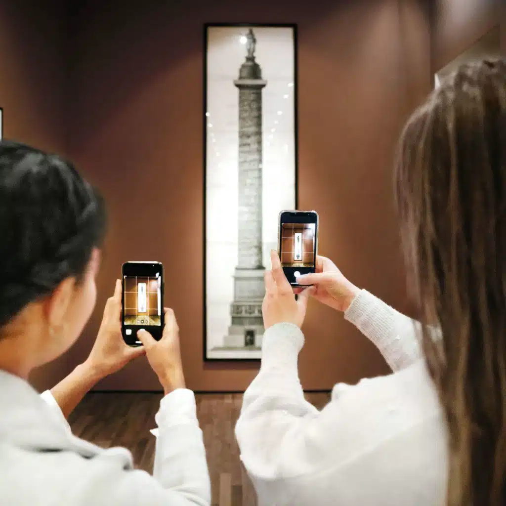 Should Photos Be Banned in Museums?