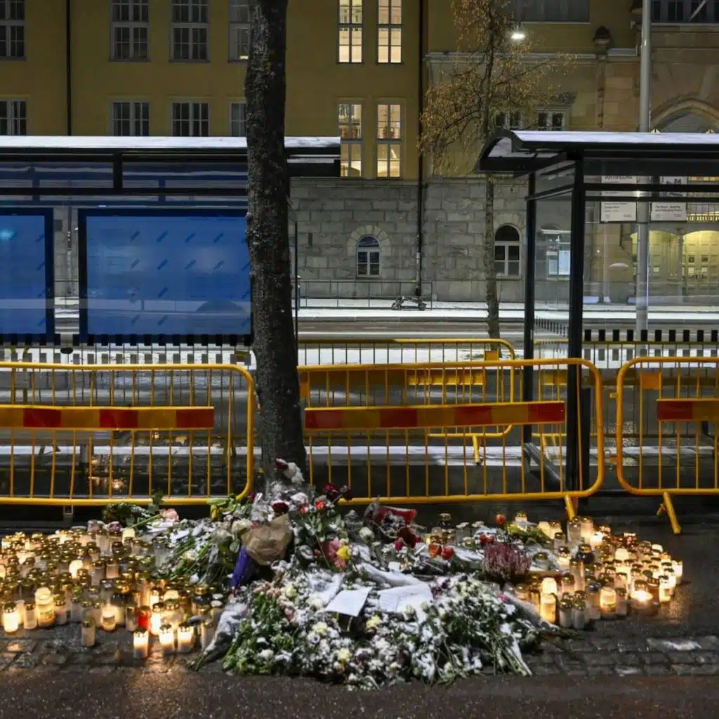 Kristersson on Ukraine peace plan, bus crash investigation, source of listeria outbreak still unknown, Nazi salutes at Stockholm school