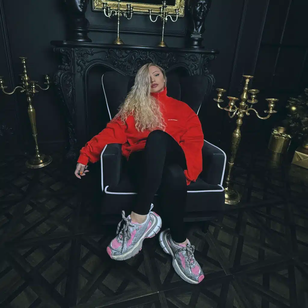 Блондинка КсЮ