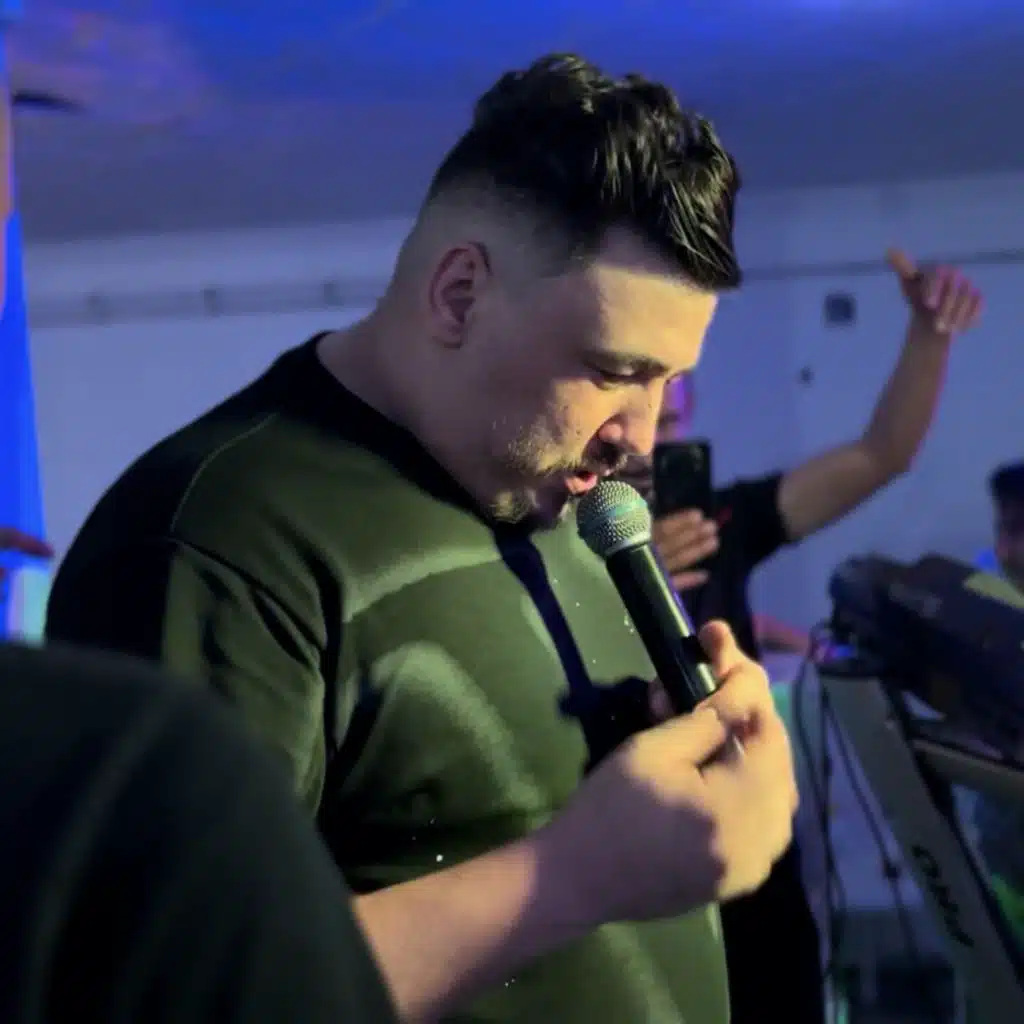 بيني وبينها ايطاج يا تسكن فوقنا