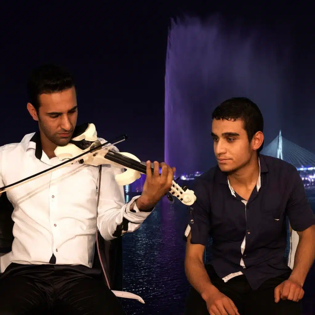 فرحانه ويغنون