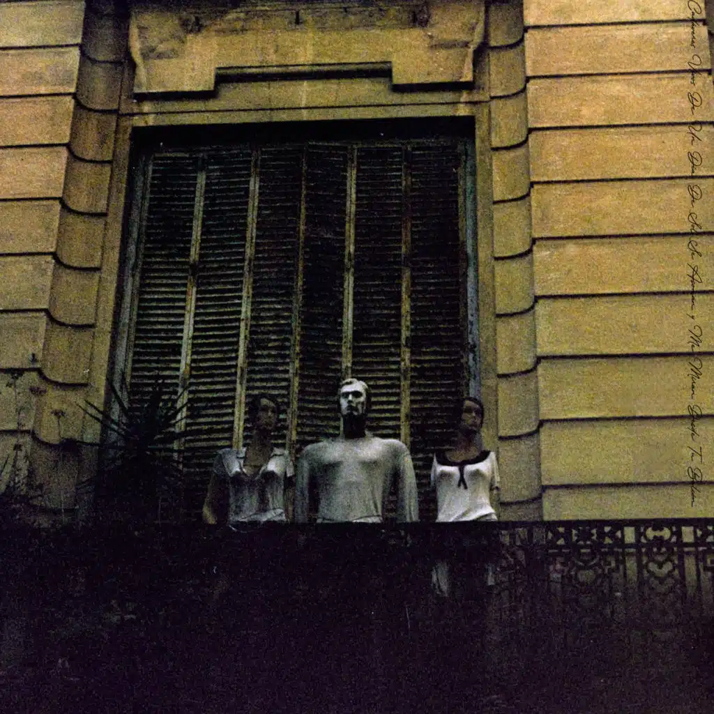 Cadáveres Vivos de un Día de Sol Se Asoman y Me Miran Desde Tu Balcón