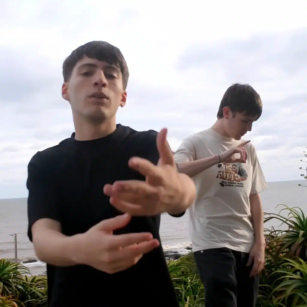 No Es Convencional (feat. brus b)