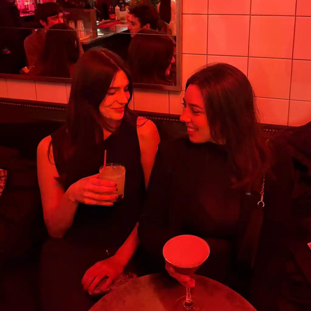 un airpod chacune (spring version) [gaia à paris]