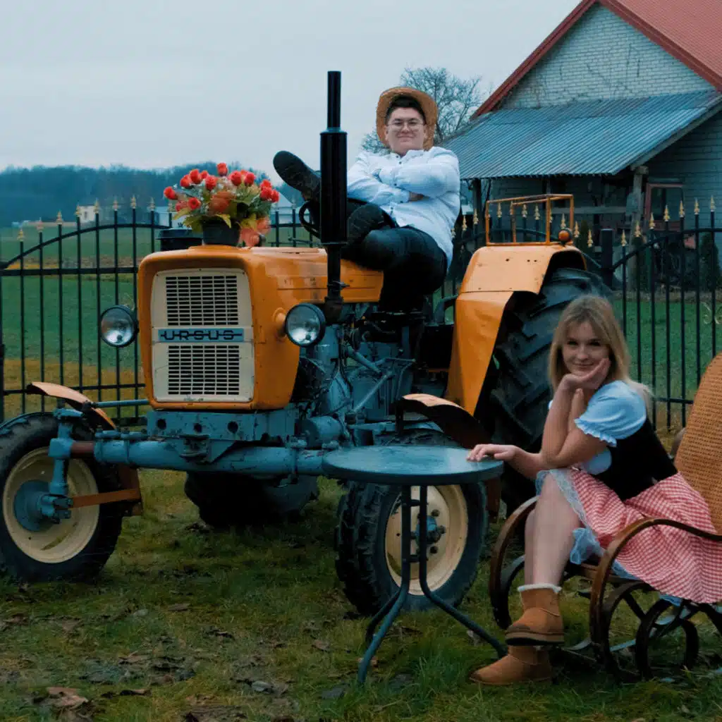 MILIONER (feat. PAXER)