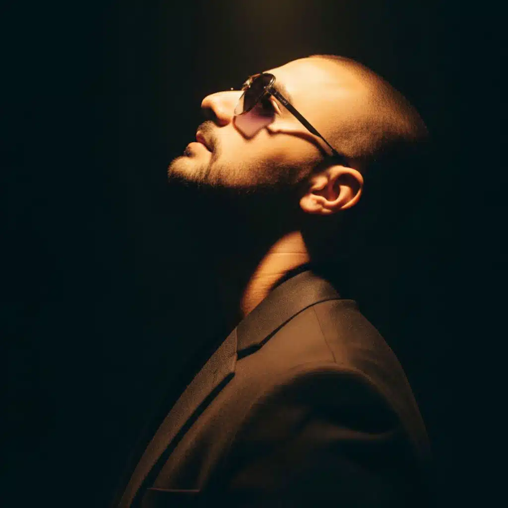 أنا مش عايش