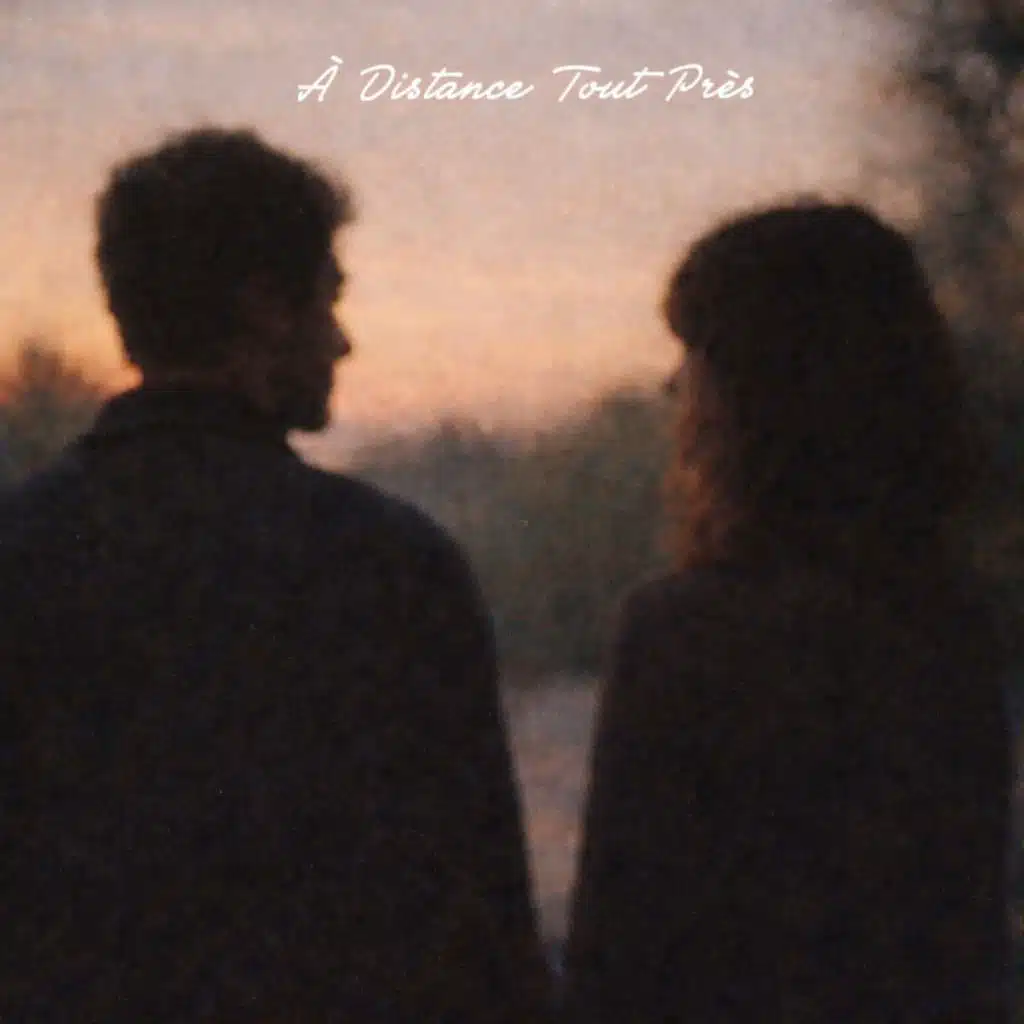 À Distance Tout Près