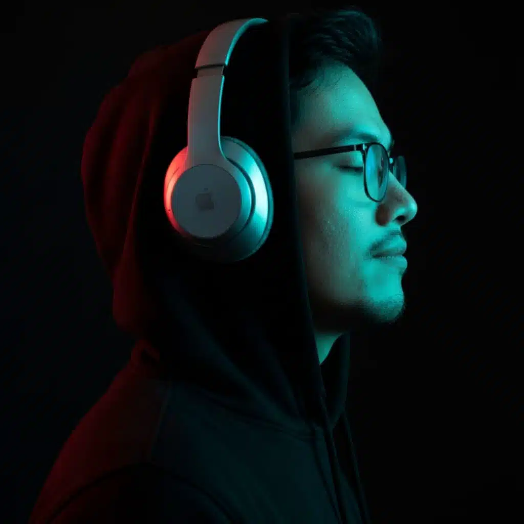 Sunyi Di Antara Kita