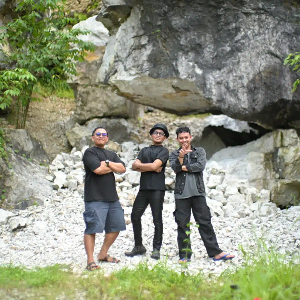 Sanggar Kumbang Banaung (feat. Rama Haur Kuning)