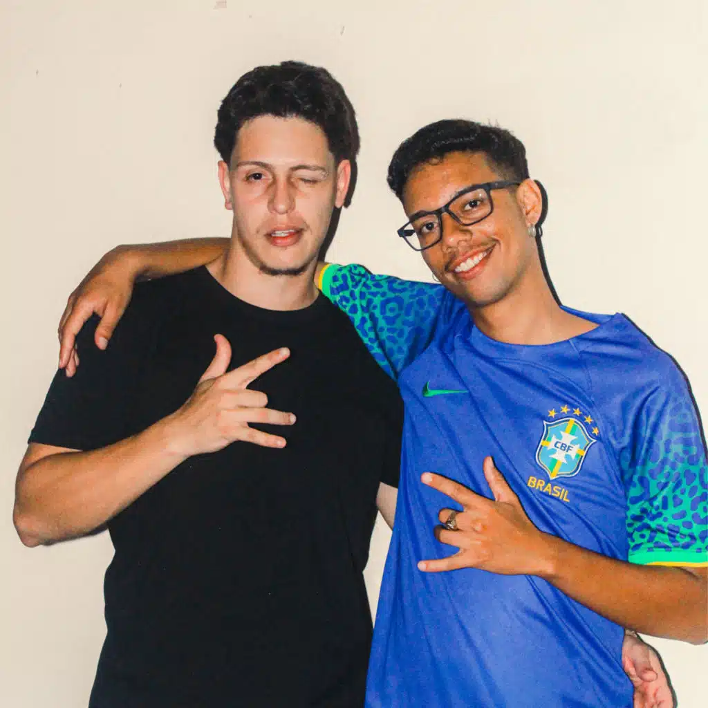 OLHA Q ELA FAZ