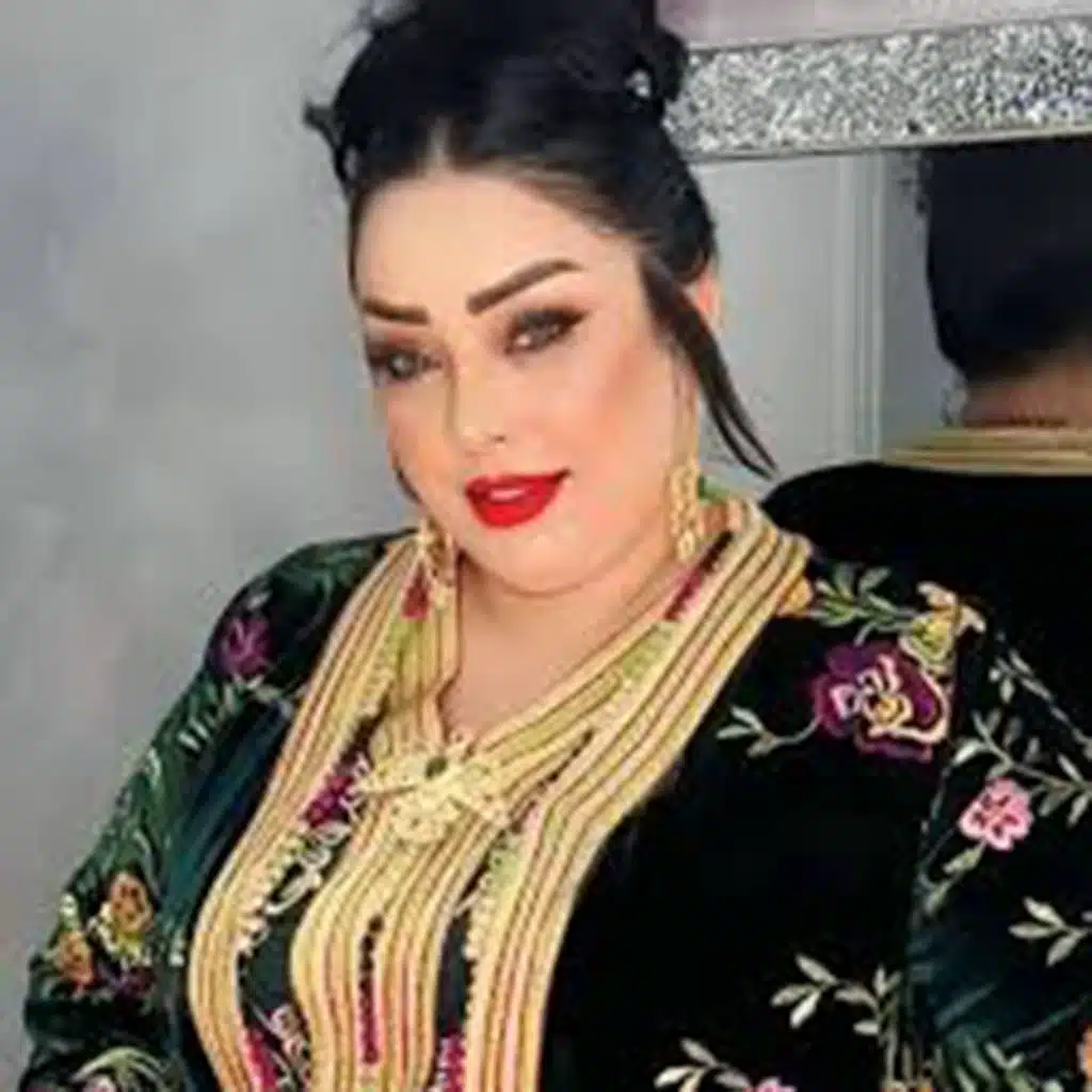 شابة  دليلة