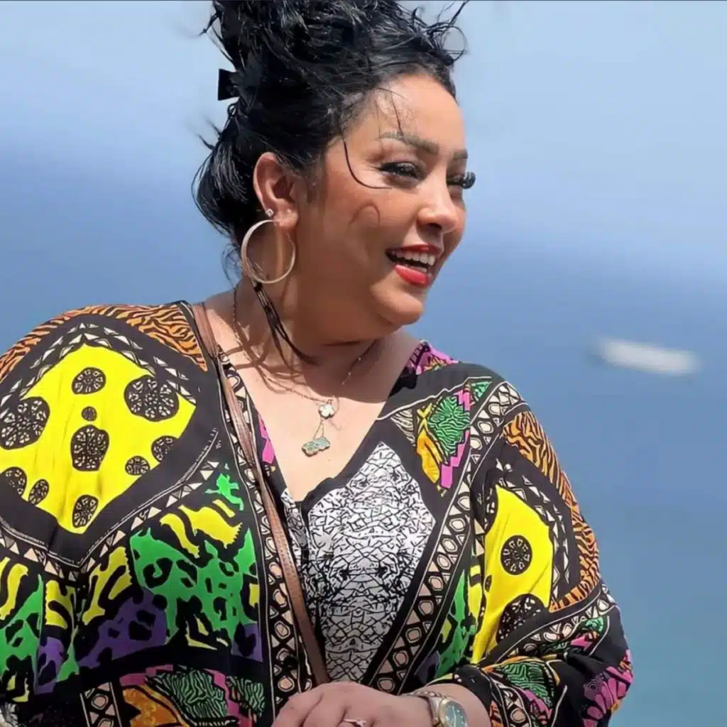 شابة  دليلة