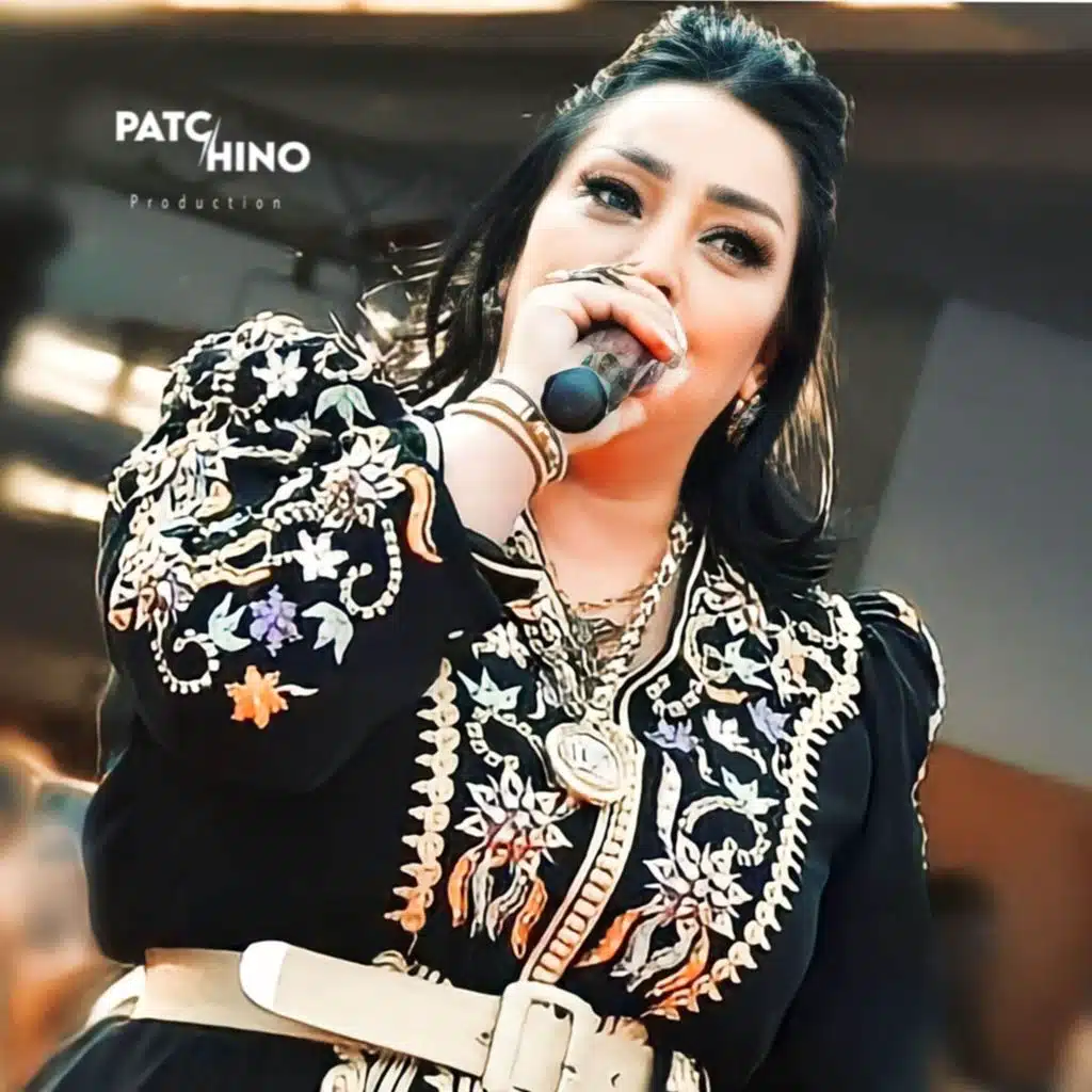 شابة  دليلة