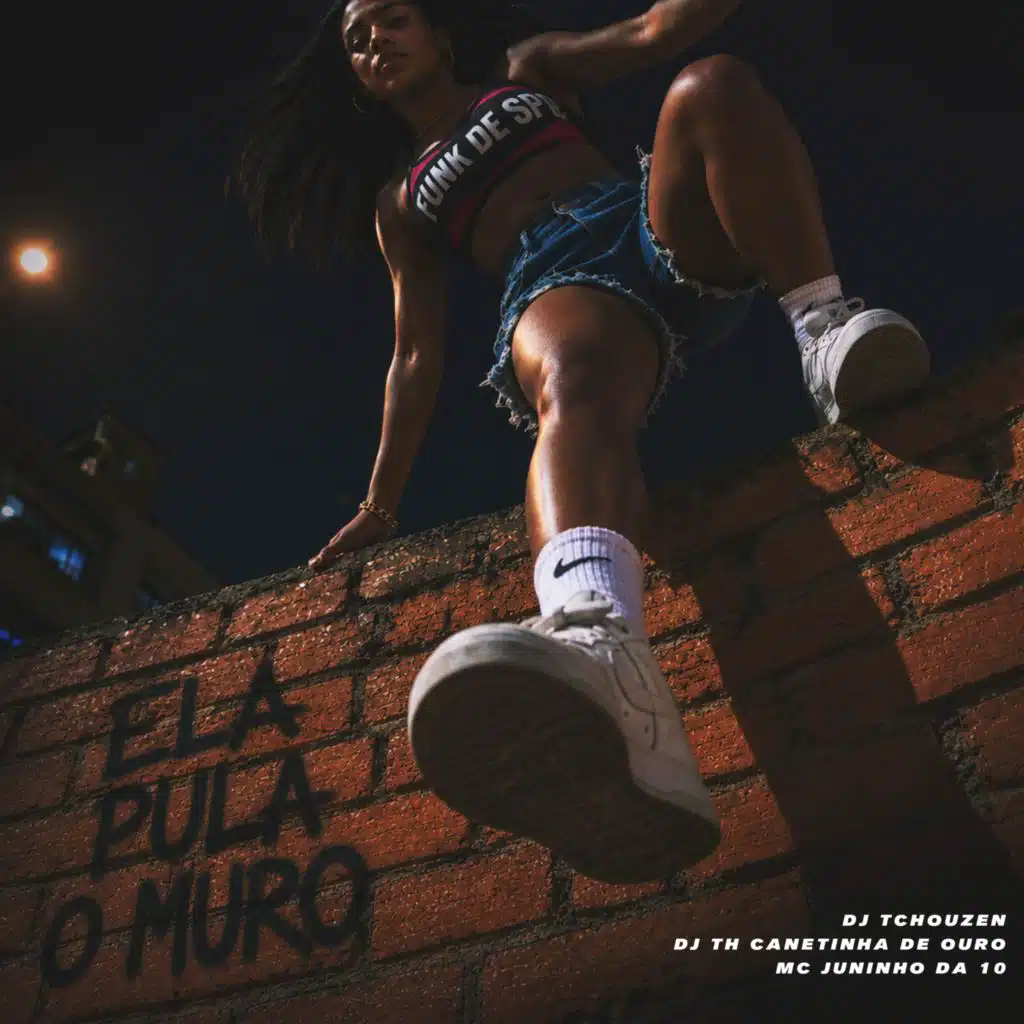 Ela Pula O Muro