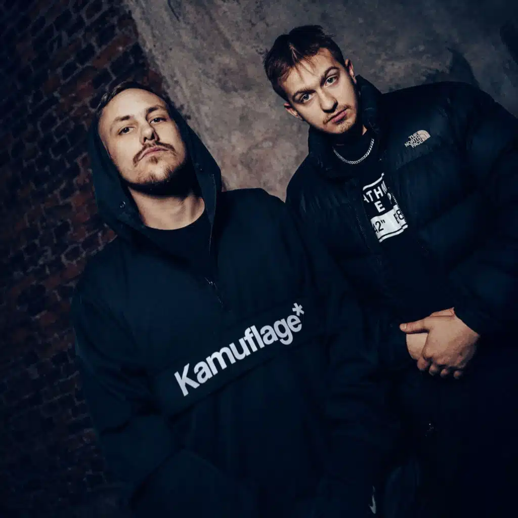 PRZEZ DWI3 SZYBY