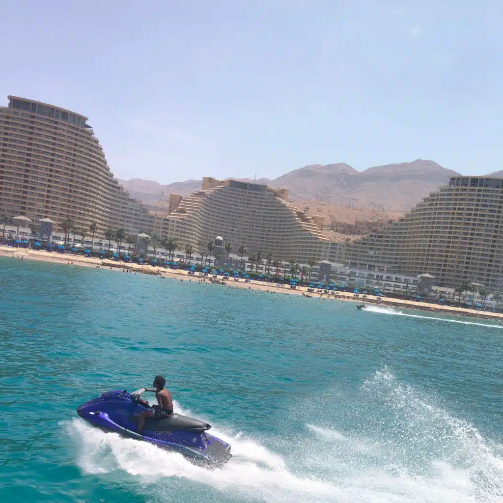 عيونها