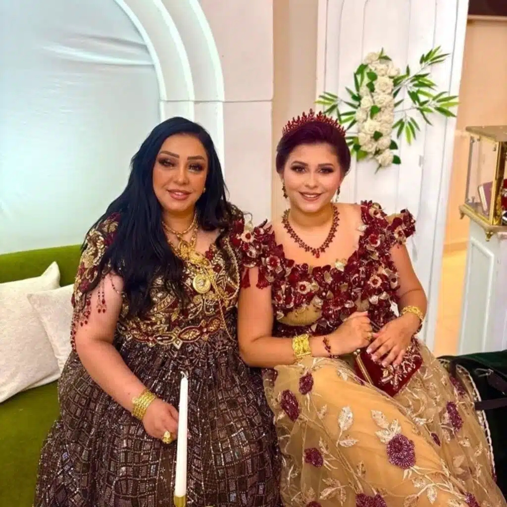 شابة  دليلة