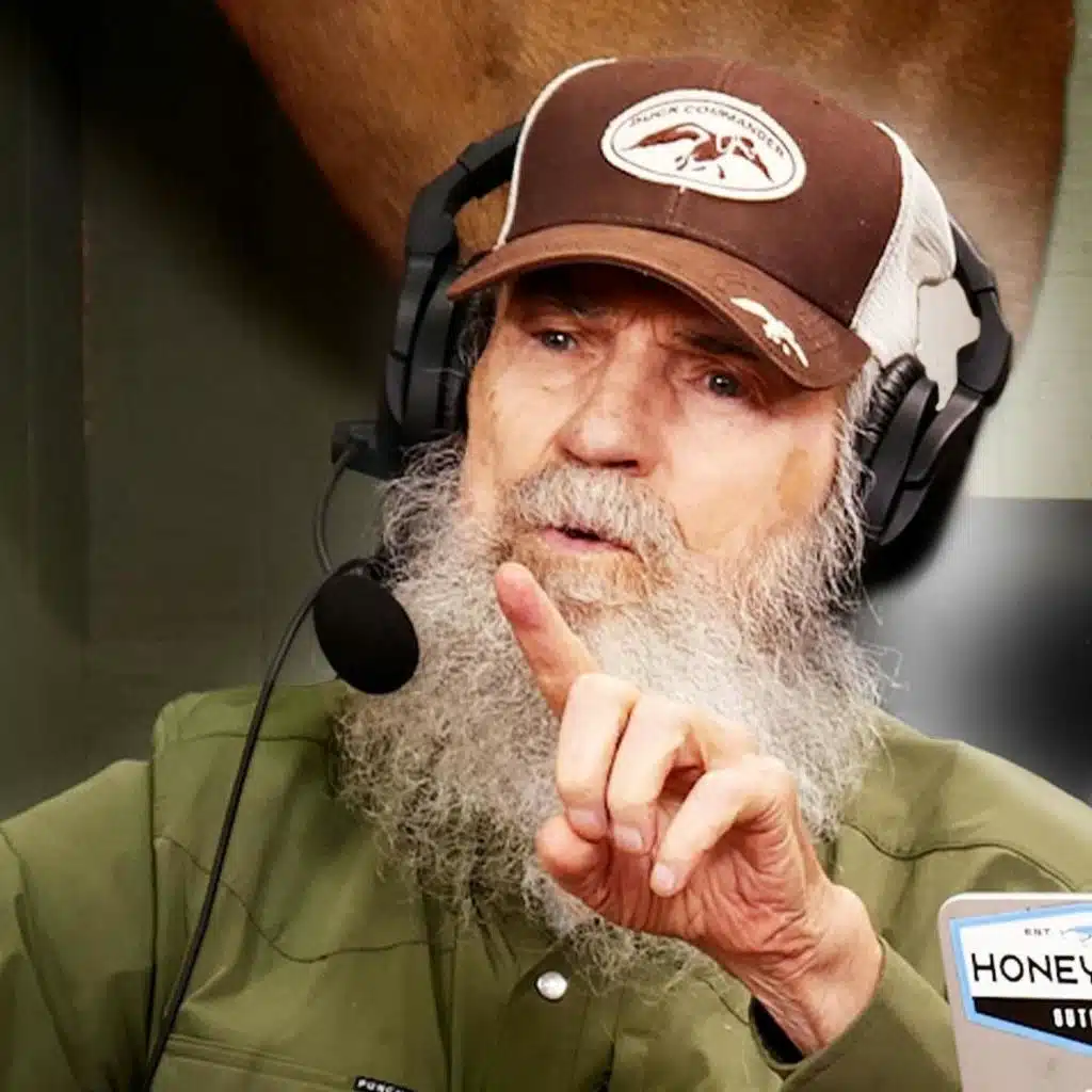 Uncle Si Wrecks the Room to Prove a Point