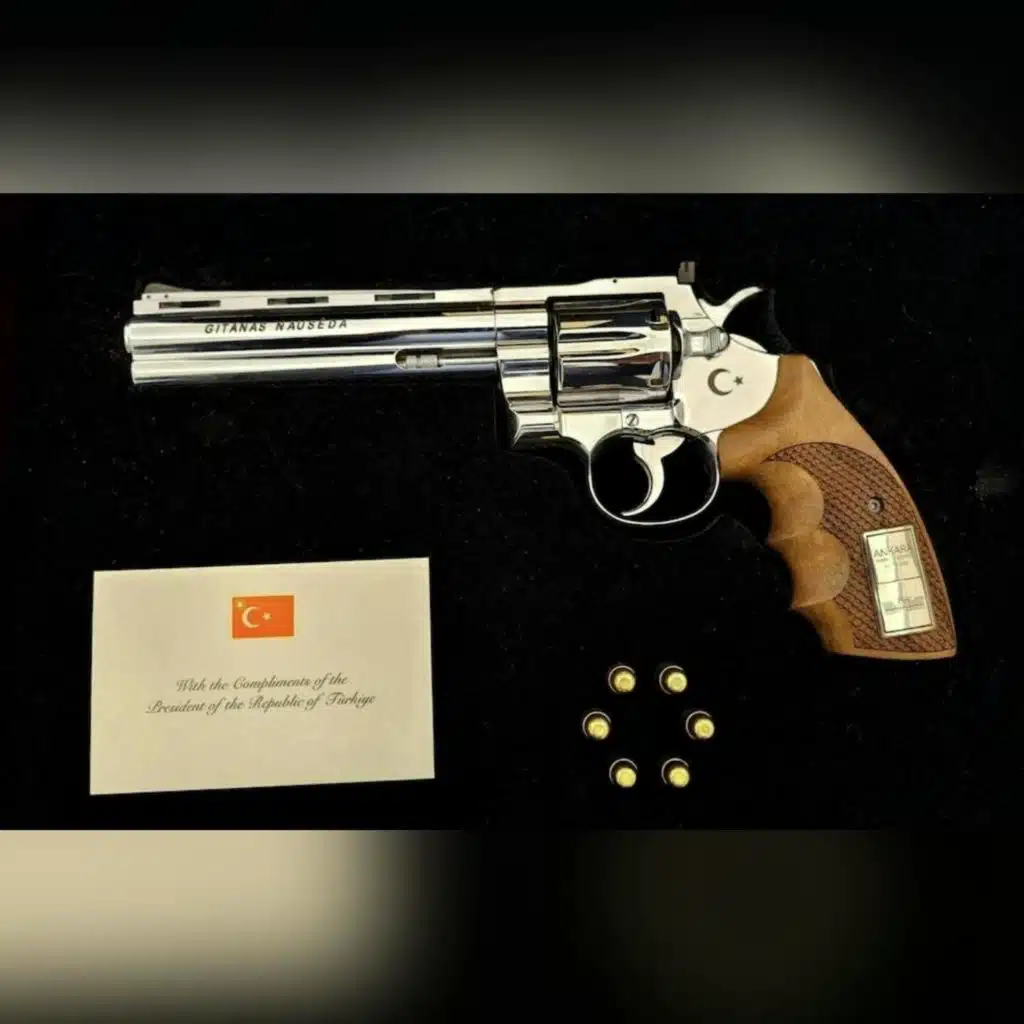 Erdoğan gifts revolvers to NATO leaders - why?