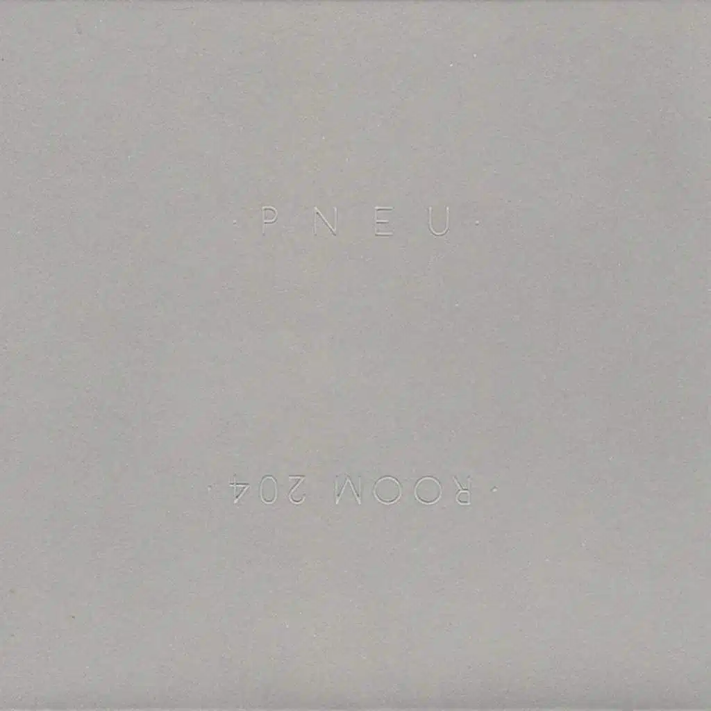 Split Room 204 / Pneu