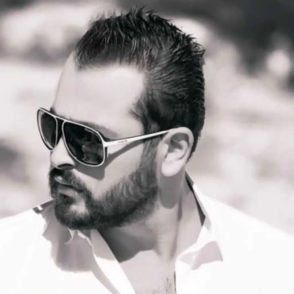 ناطر عينيها