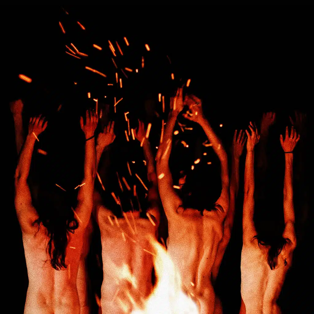 Sous les brûlures l'incandescence intacte