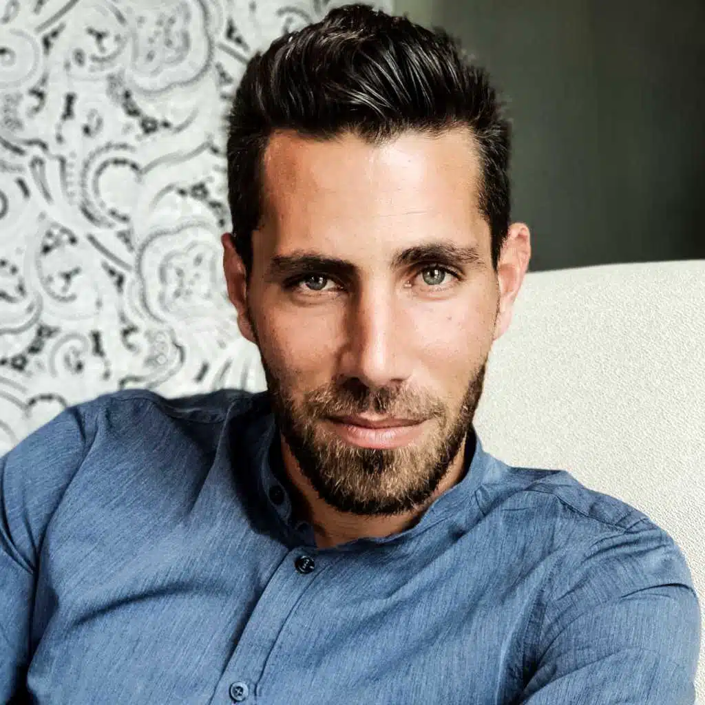 بين الشوك وبين الورد