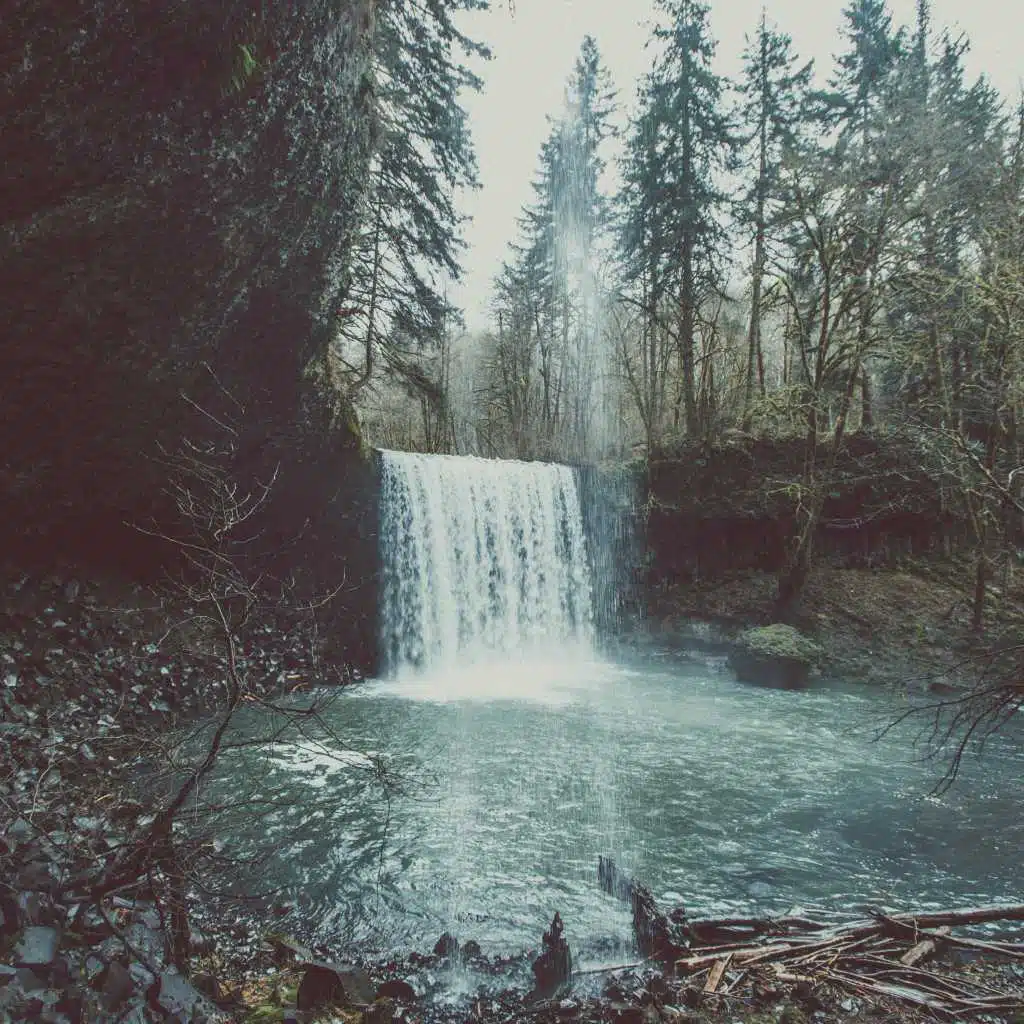 Falling (feat. Esoreni)