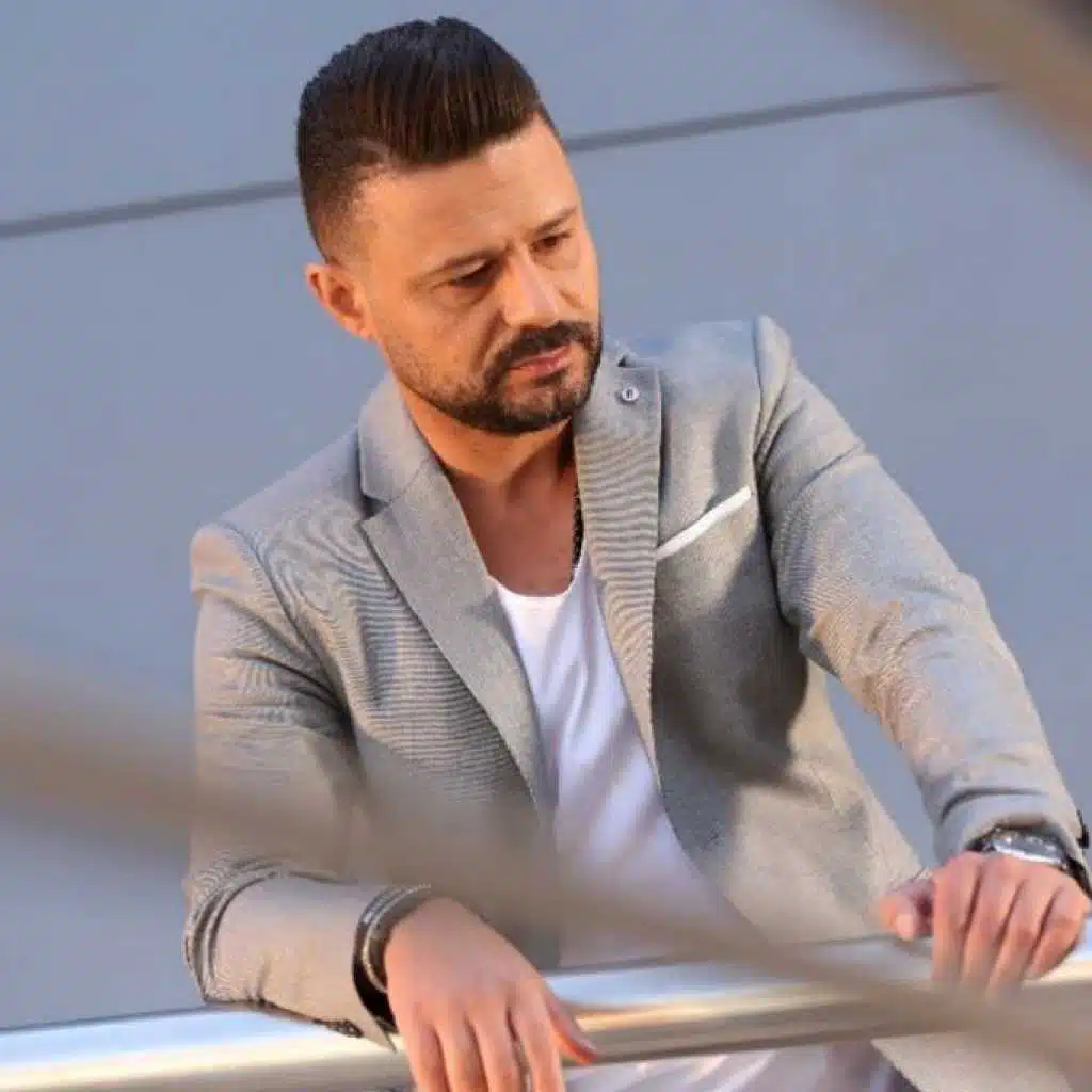 بطريقة  مختلفة