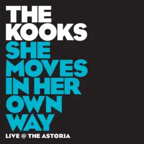She Moves In Her Own Way (Live From The Astoria,London,United Kingdom/2006)