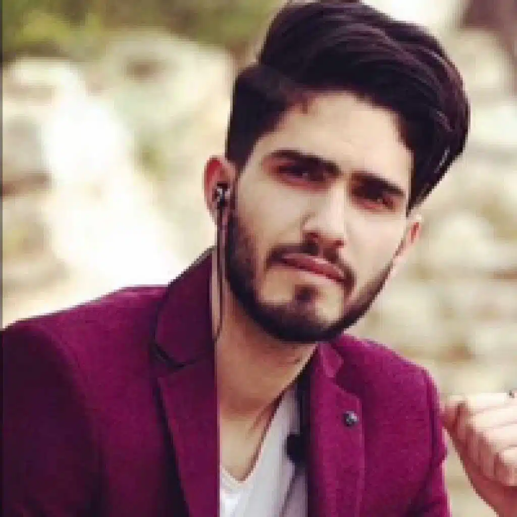 على بابي قمرين