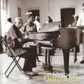 Rubén González