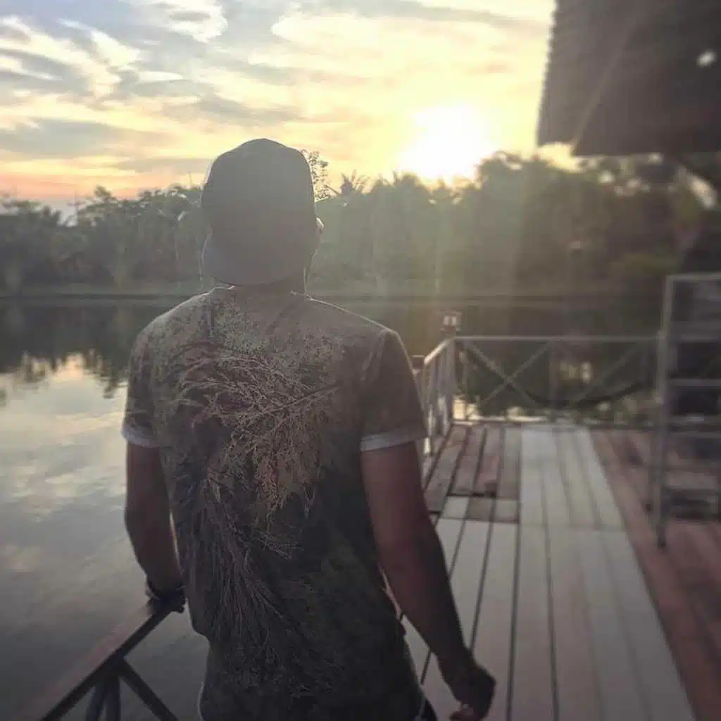 Roozaye Sard (feat. Mehdeejay)