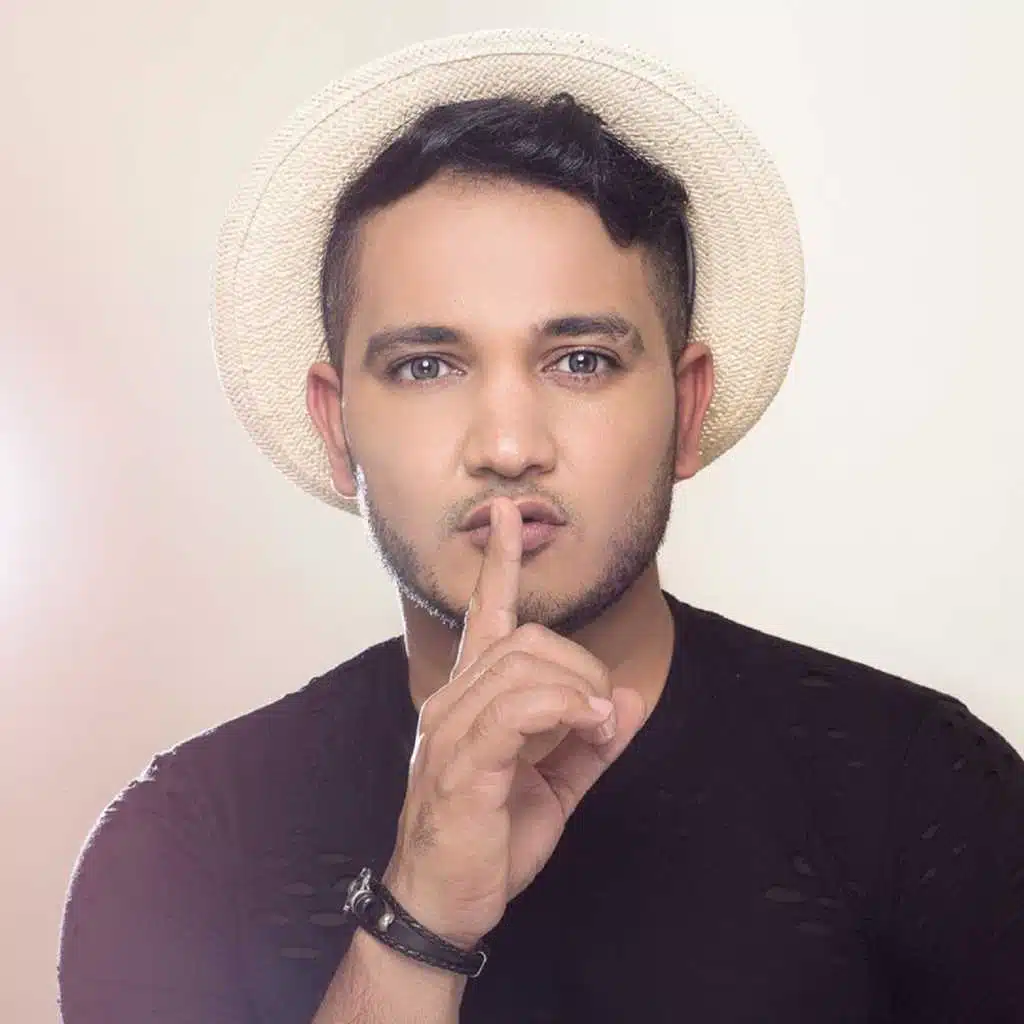 أضحك عشان مبكيش