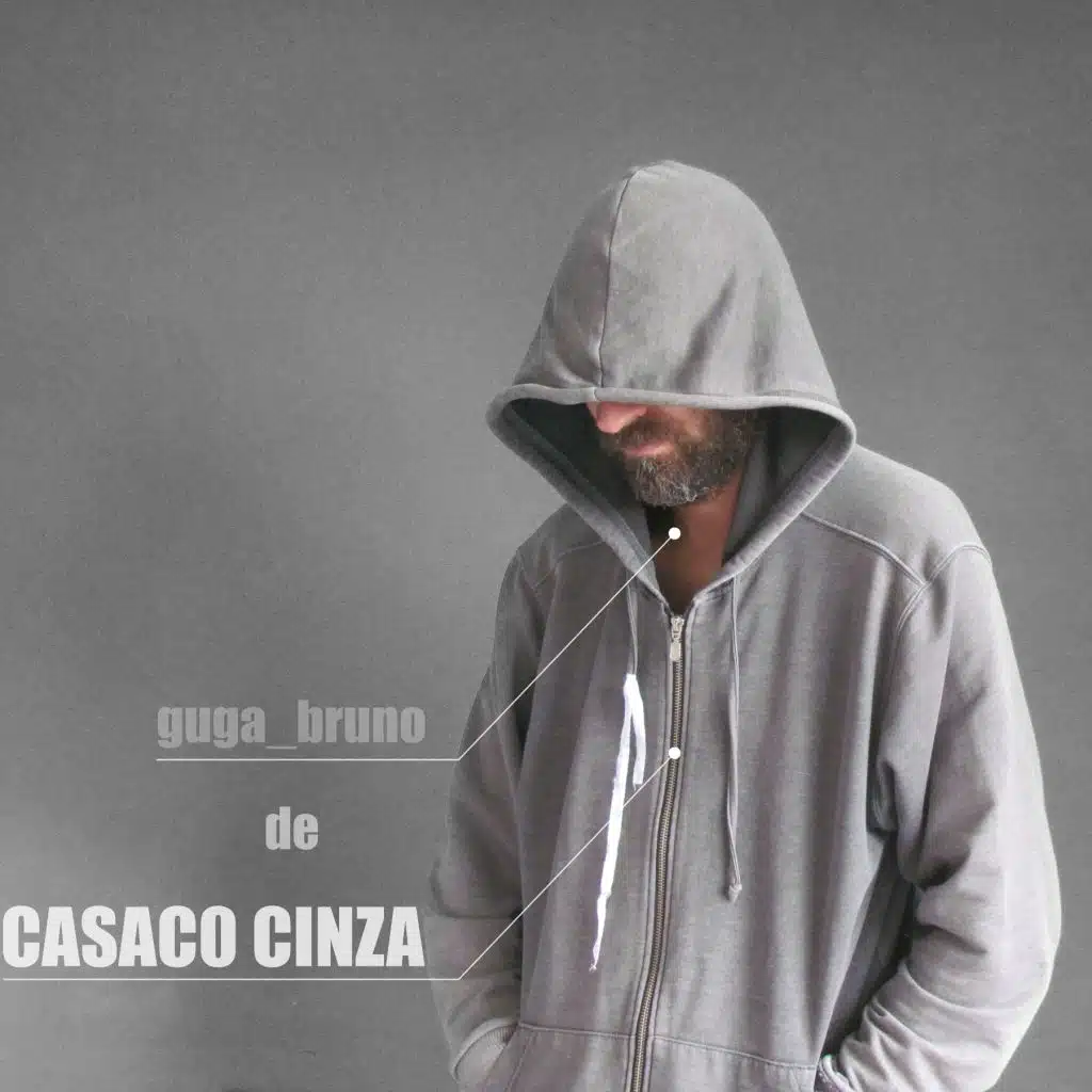 Guga Bruno de Casaco Cinza
