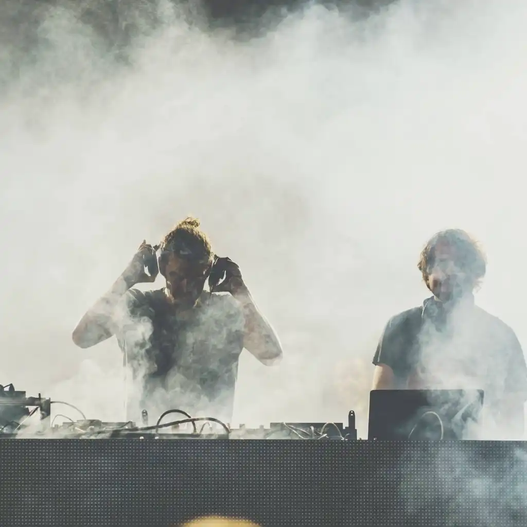 artist-header-image
