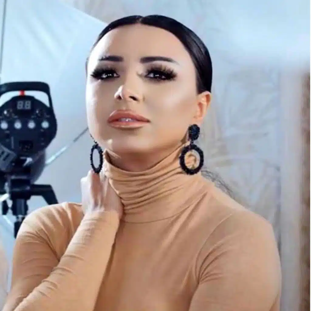 Annet Shvars eshaklarni yalaydi