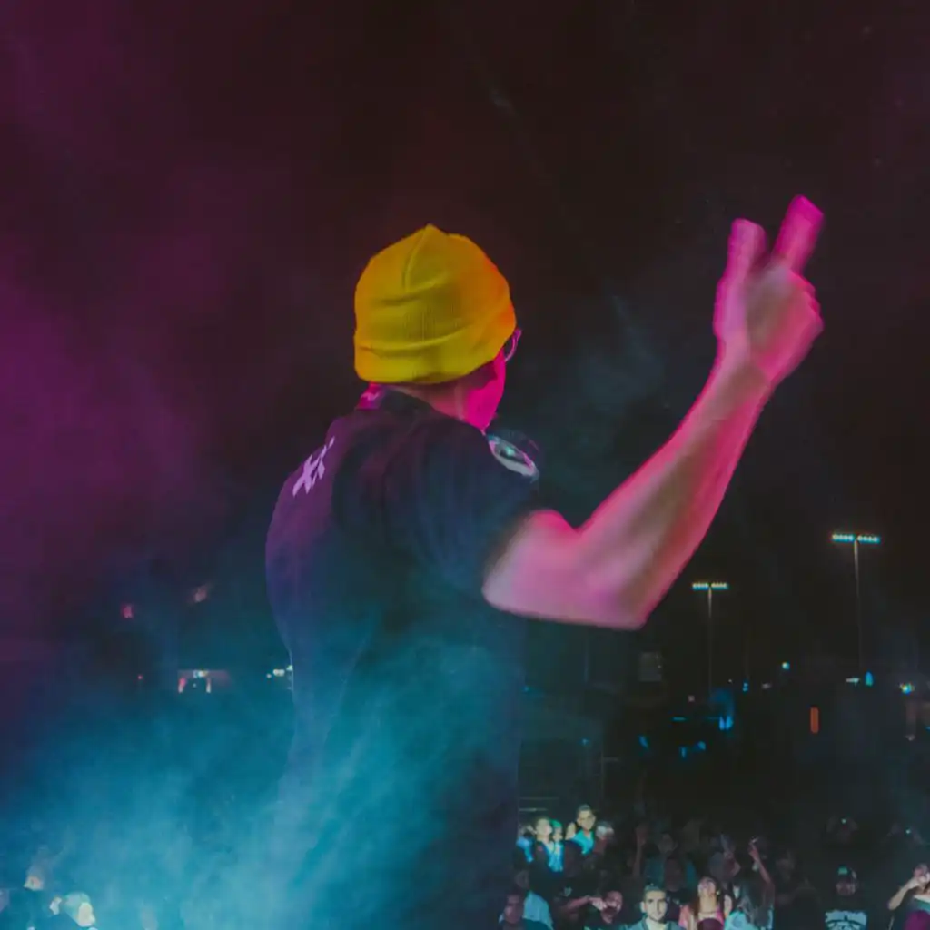artist-header-image