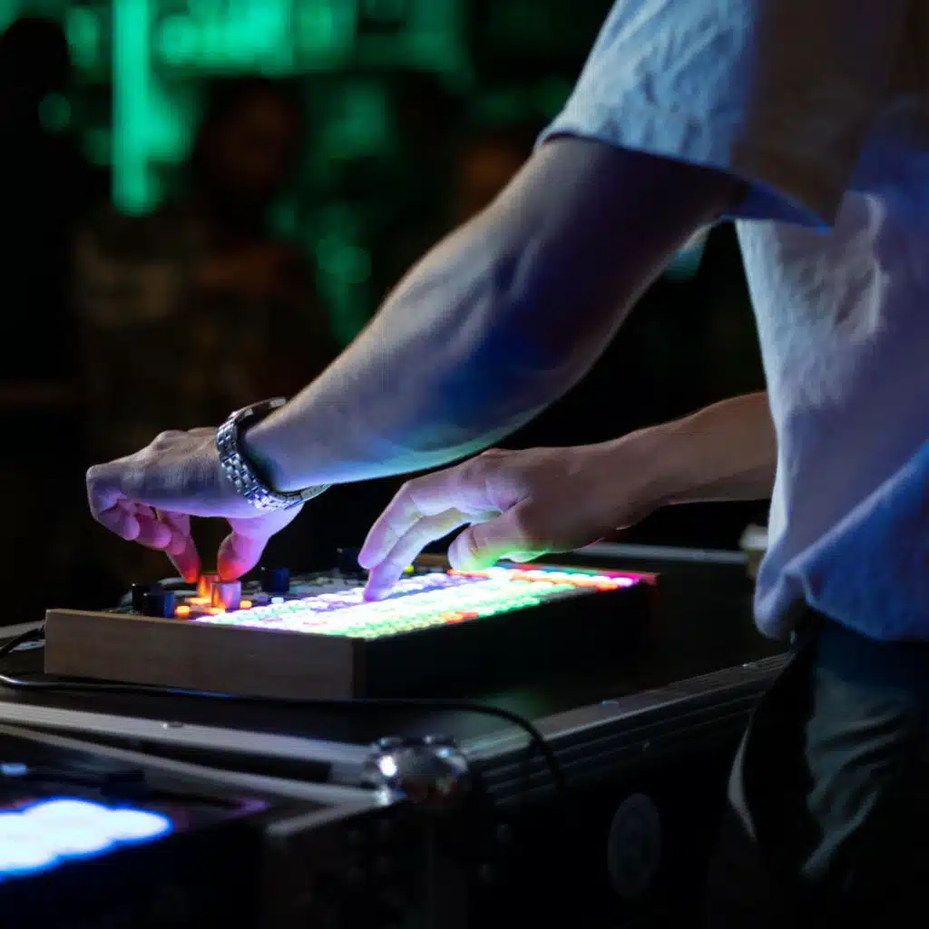 artist-header-image