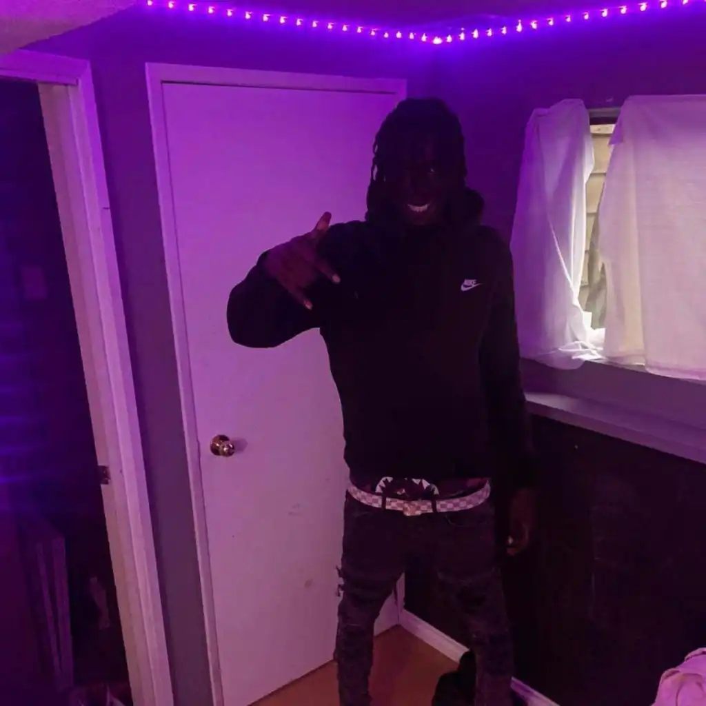 Missile Ferragamo on my waist feat. daln Play on Anghami