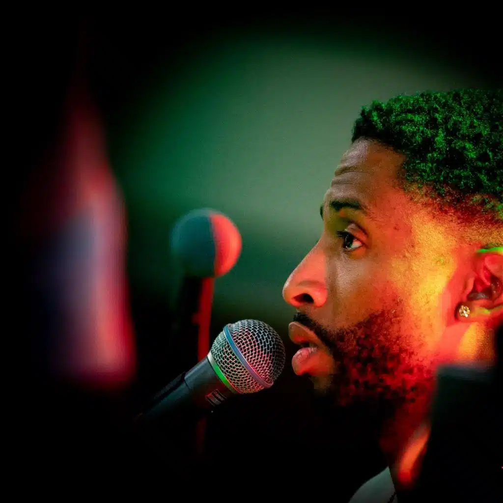 artist-header-image